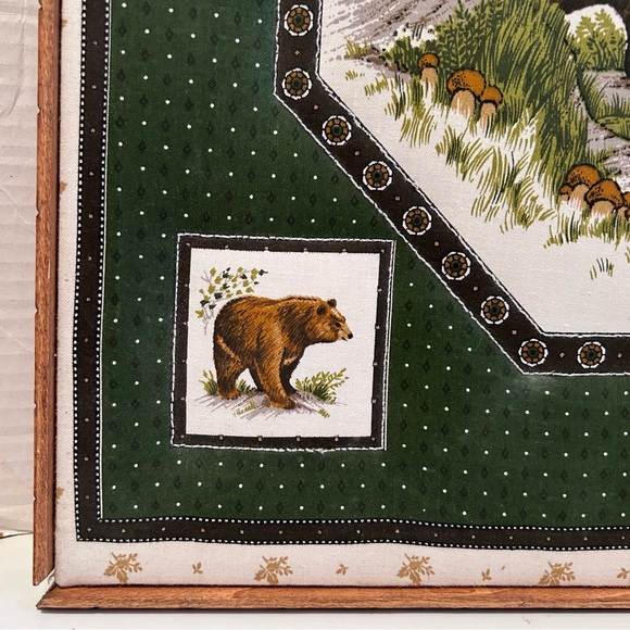 Brown bear fabric print in a 16.5x16.5 inches wood frame - Picture 5 of 7